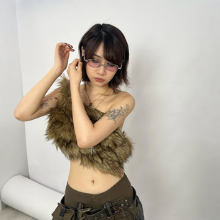 怪诞女孩 千禧辣妹风亚比复古毛毛斜肩背心女 Y2K小众露脐短上衣