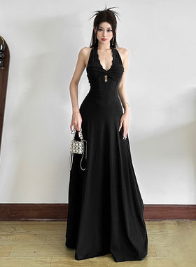 怪诞女孩 名媛高级感黑色V领镂空挂脖连衣裙女 露背气质收腰长裙