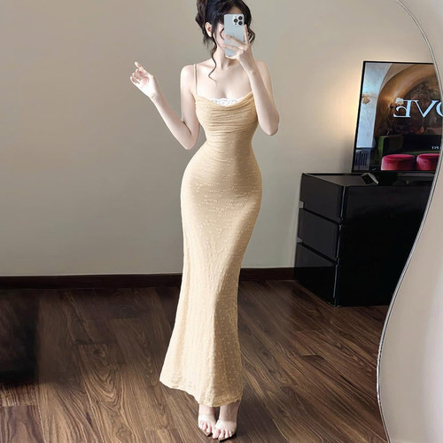 名媛风高级蕾丝肌理感吊带连衣裙