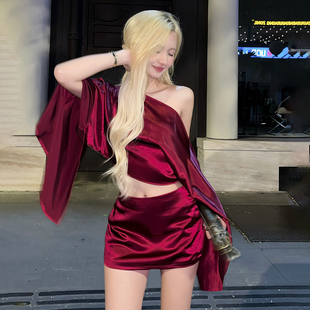 显瘦包臀裙两件套女 上衣修身 怪诞女孩 轻奢名媛绝美缎面斜肩长袖