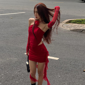 怪诞女孩 热辣氛围感红色花朵挂脖吊带背心+高腰半身裙两件套女