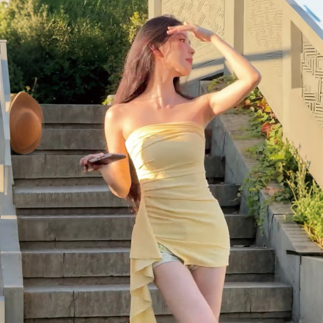 方圆同款黄色褶皱一字领抹胸背心