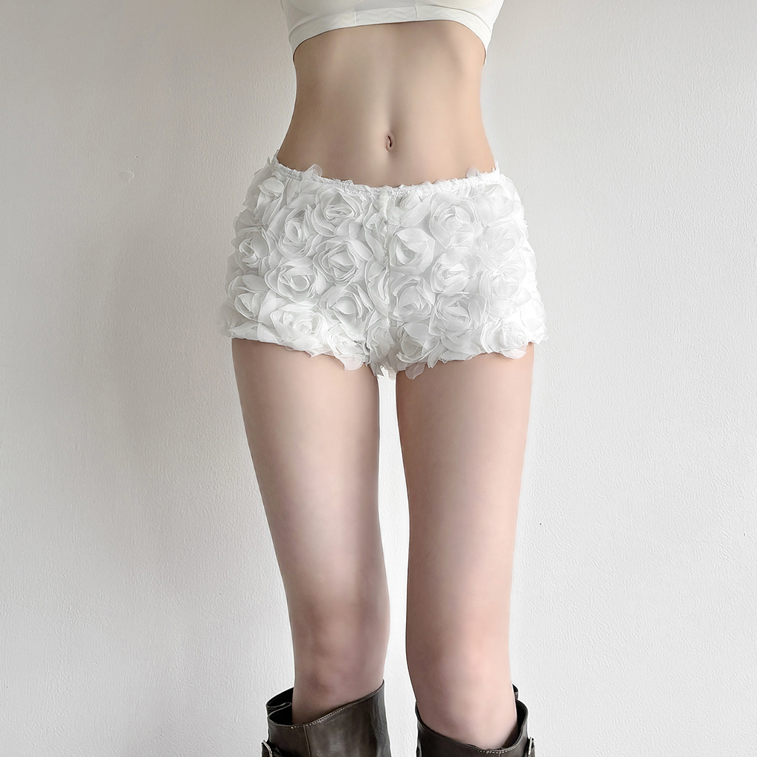 纯欲独特白色立体花朵低腰短裤女