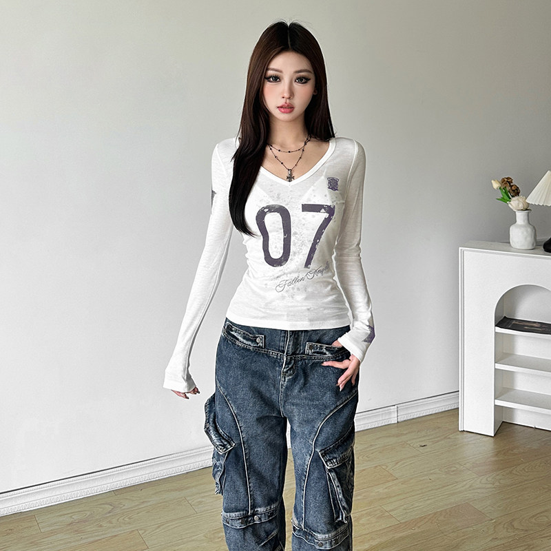 慵懒休闲纯欲数字印花V领长袖T恤
