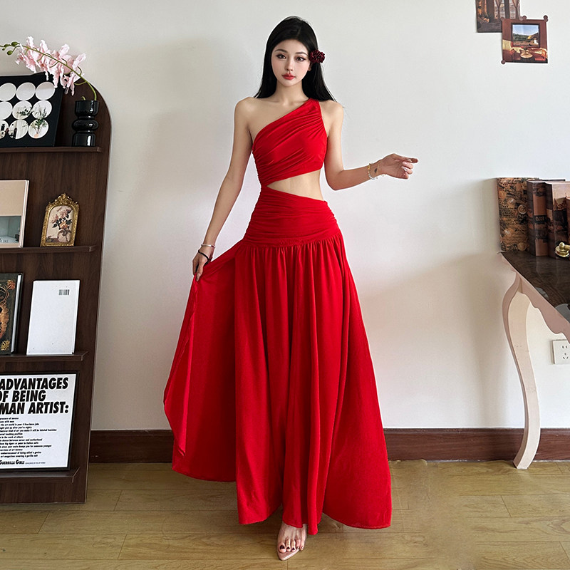 度假风红色斜肩镂空无袖连衣裙女