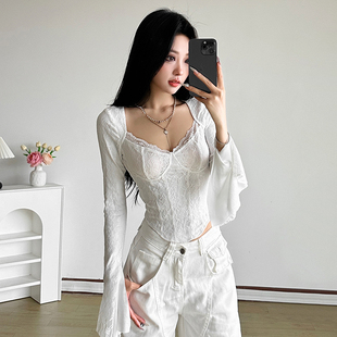 纯欲修身 怪诞女孩 T恤女 法式 显瘦辣妹上衣 蕾丝肌理感小V领喇叭袖