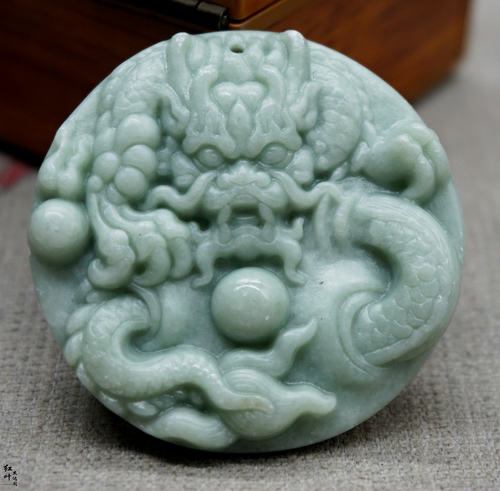 贵州翠蓝田玉游龙戏珠吊坠挂件龙