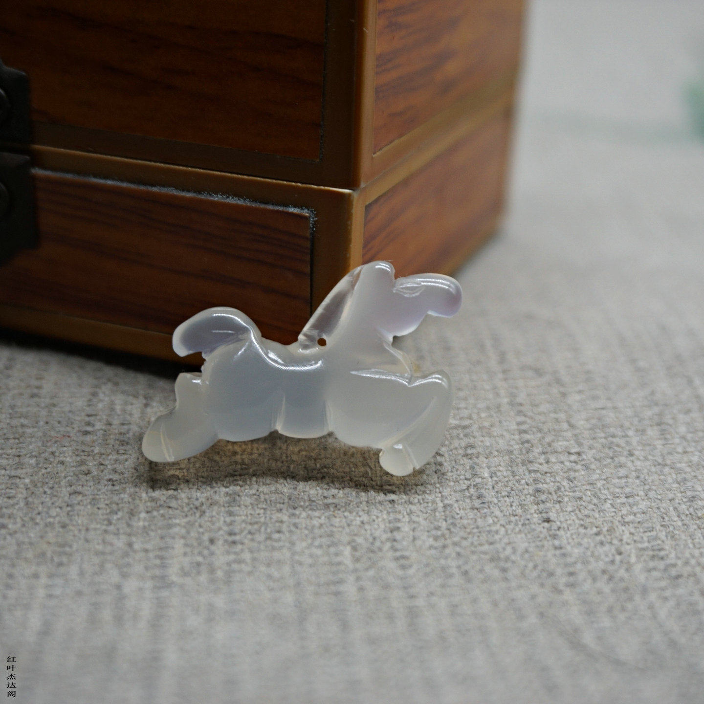 玛瑙玉髓双面立体雕刻生肖马