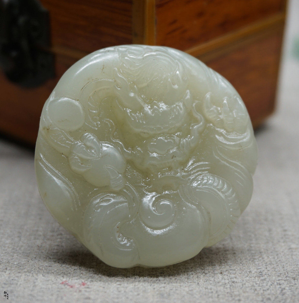 青白玉龙圆牌吊坠男女玉石生肖龙
