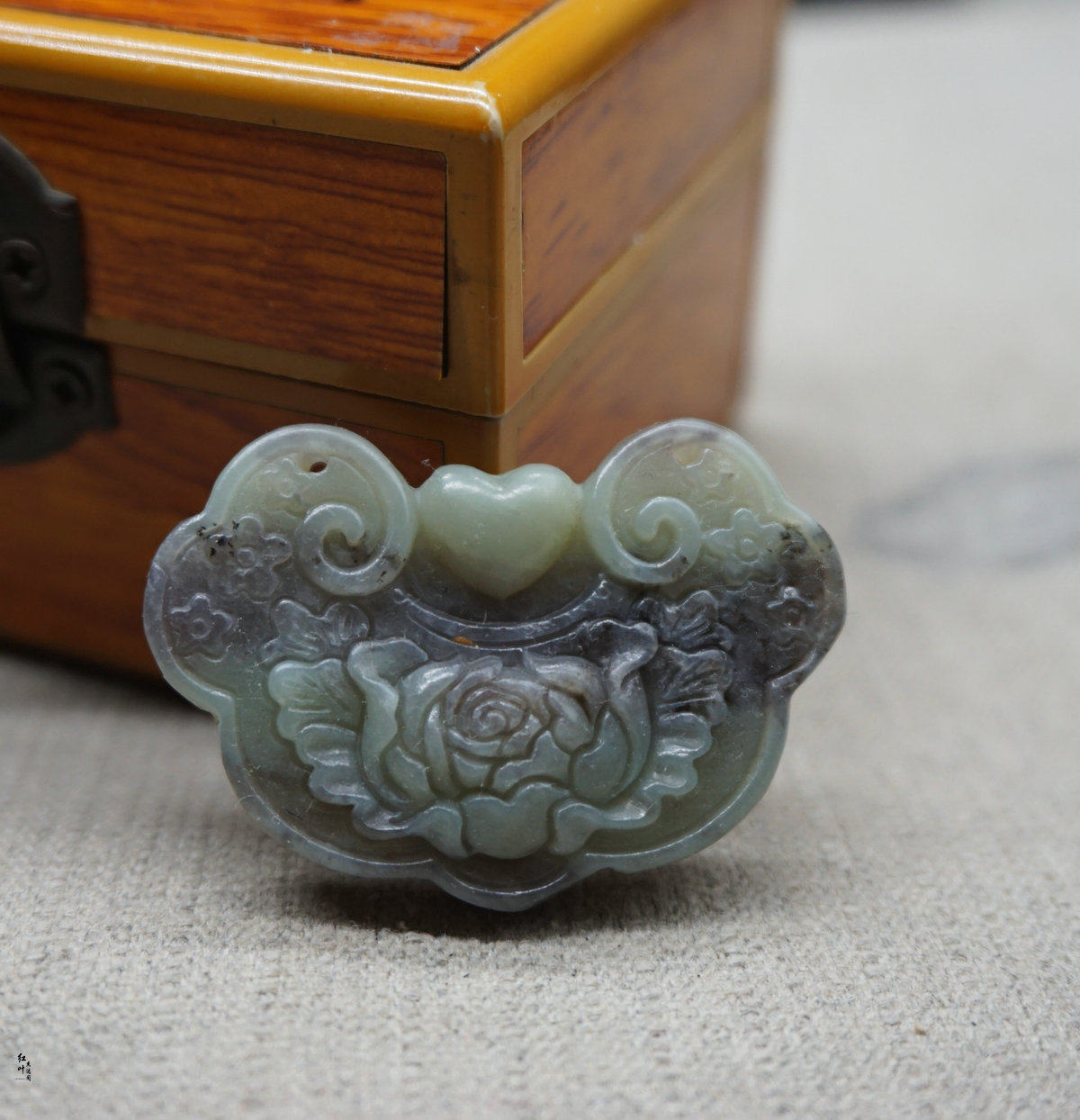 然和田玉烟青俏色花开富贵心型锁