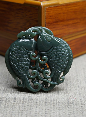 天然玉石和田玉青玉双面雕刻年年有余双鱼戏珠吊坠绿色玉颈饰挂件