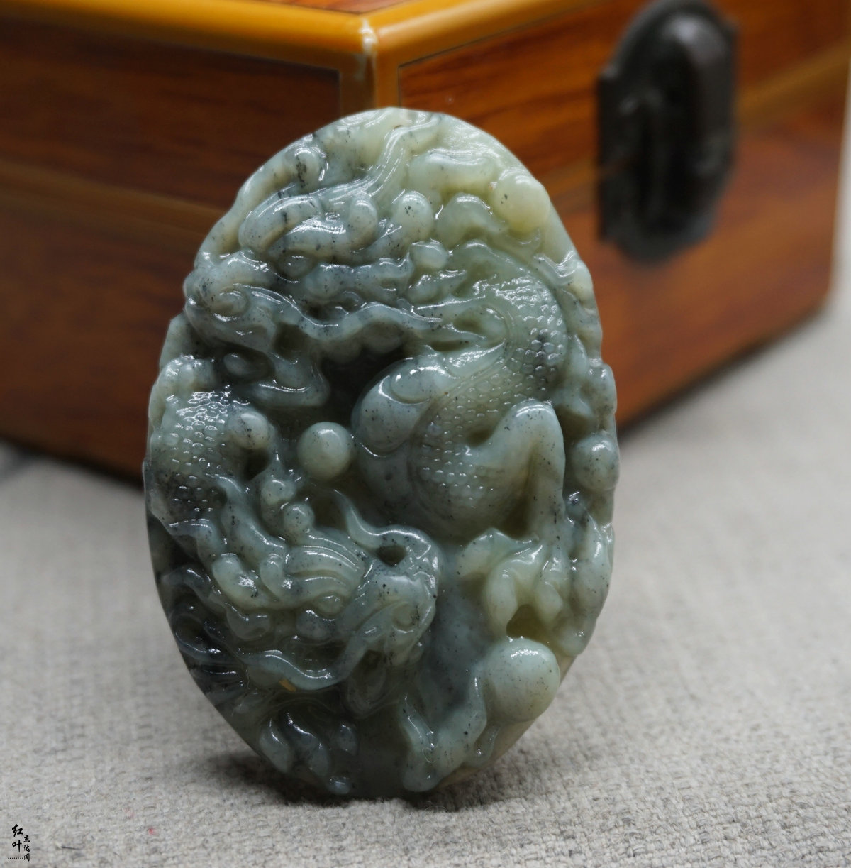 青花玉青海料俏色双龙戏珠玉吊图片