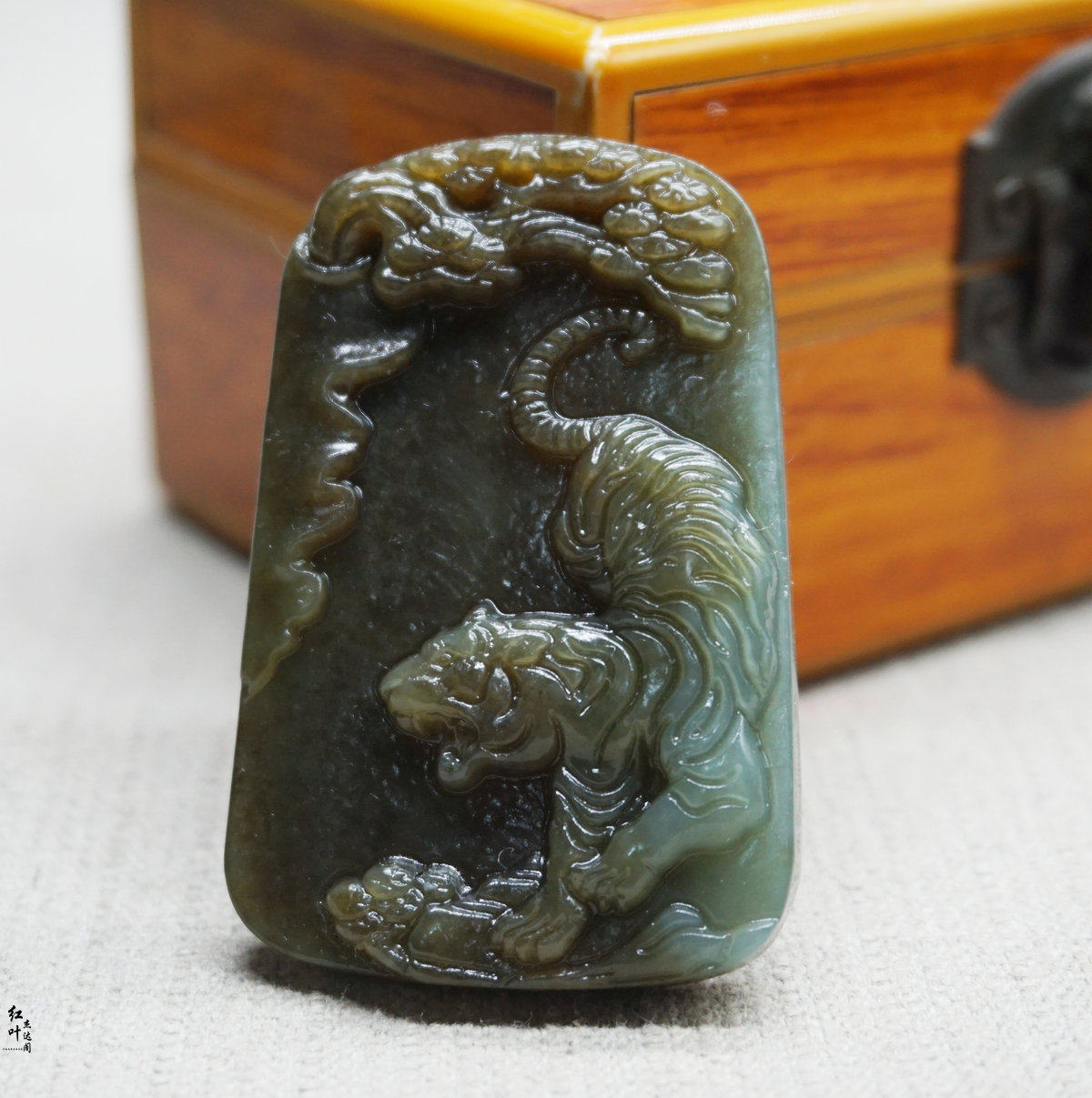 下山虎玉牌男女士款生肖虎虎生威玉坠糖青俏色玉石挂件天然和田玉