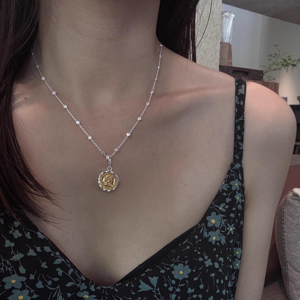 S925通体纯银镀金古币吊坠复古浮雕金银撞色女王人像圆牌勋章项链