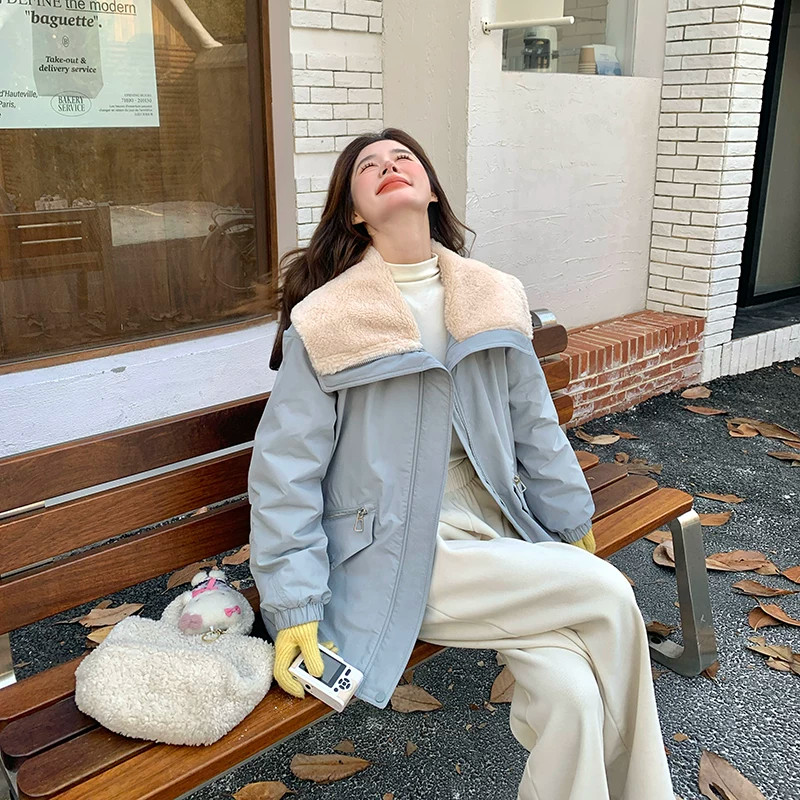 蓝色大翻领羊羔毛派克羽绒服女冬