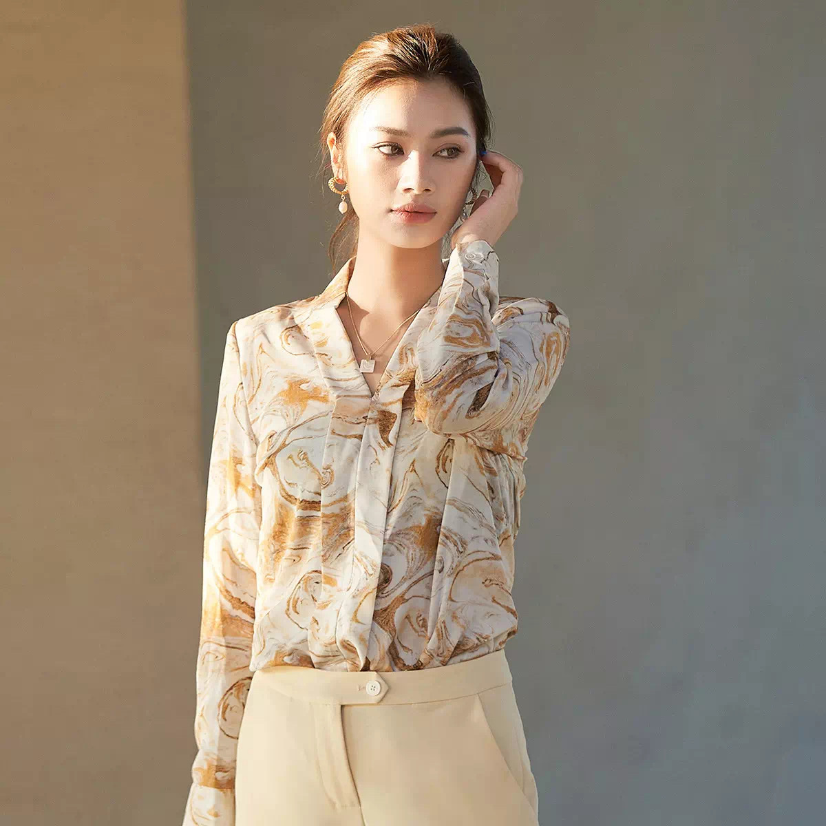 黎姿 春秋款V领套头薄款时尚百搭印花长袖衬衫女士气质优雅衬衣女
