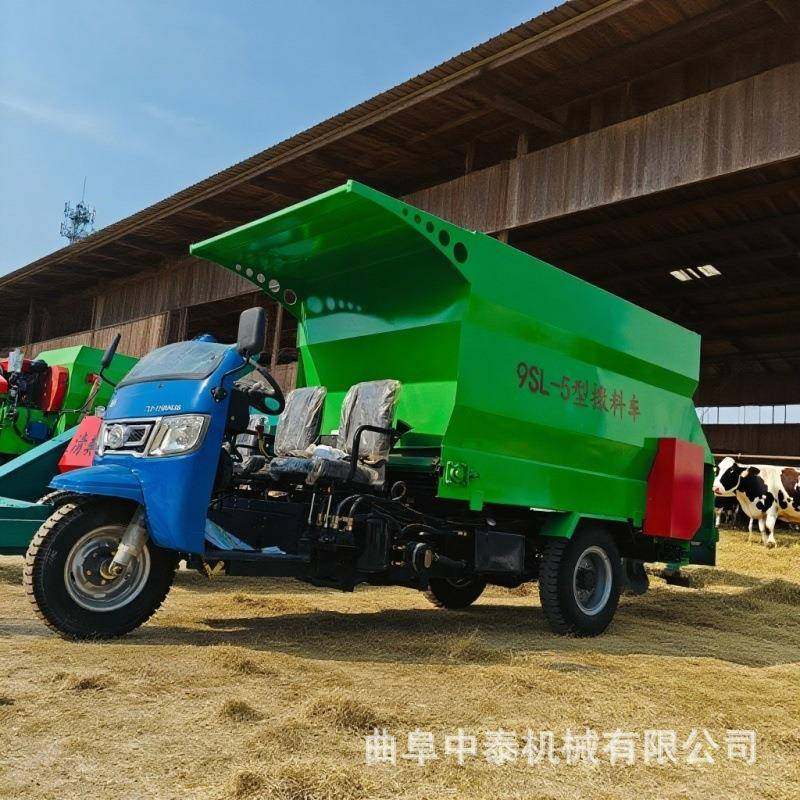 自动双侧出料柴油饲喂车青贮饲料投料车牧区5立方碎草均匀撒料车