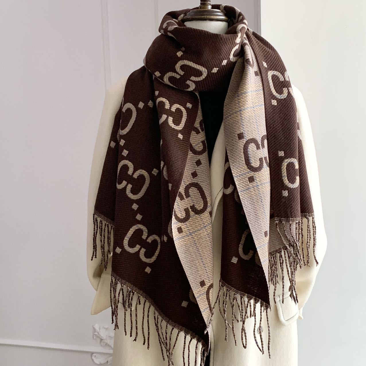 围巾女感办公室空调房披肩外搭老花韩版百搭2025新款仿羊绒厚