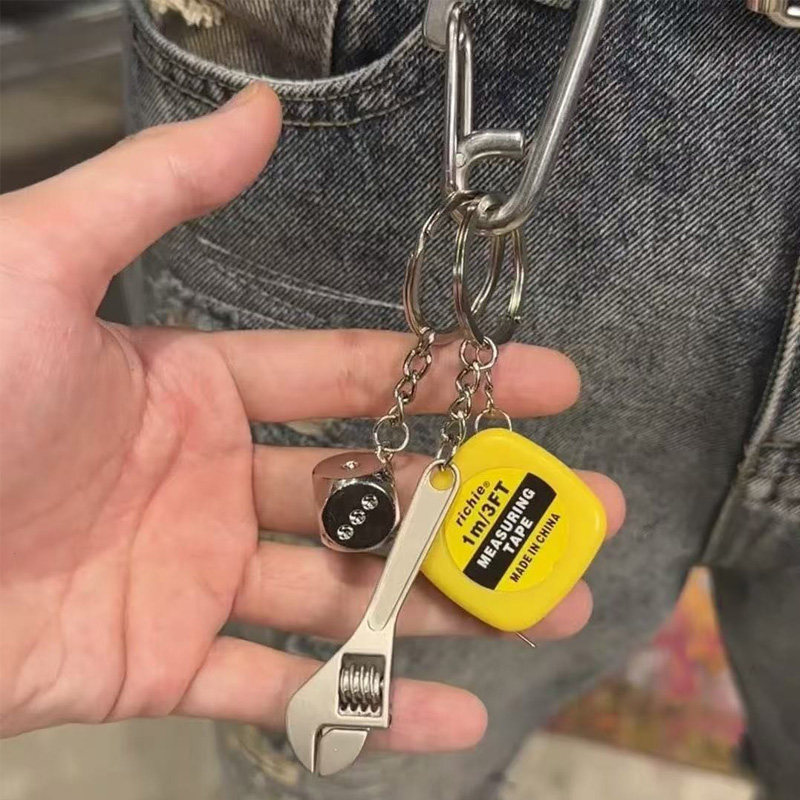 小卷尺单挂腰链裤链搭配男1米测量尺伸缩尺扳手骰子便携迷你挂件