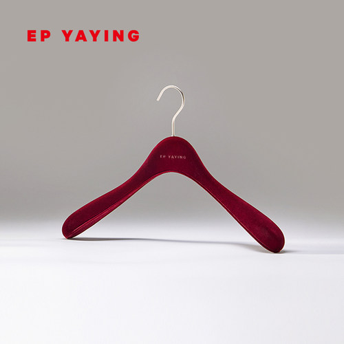 雅莹红色丝绒木质衣架套组