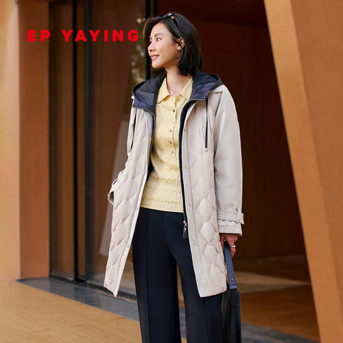 雅莹松花江白鹅绒格纹长款羽绒服