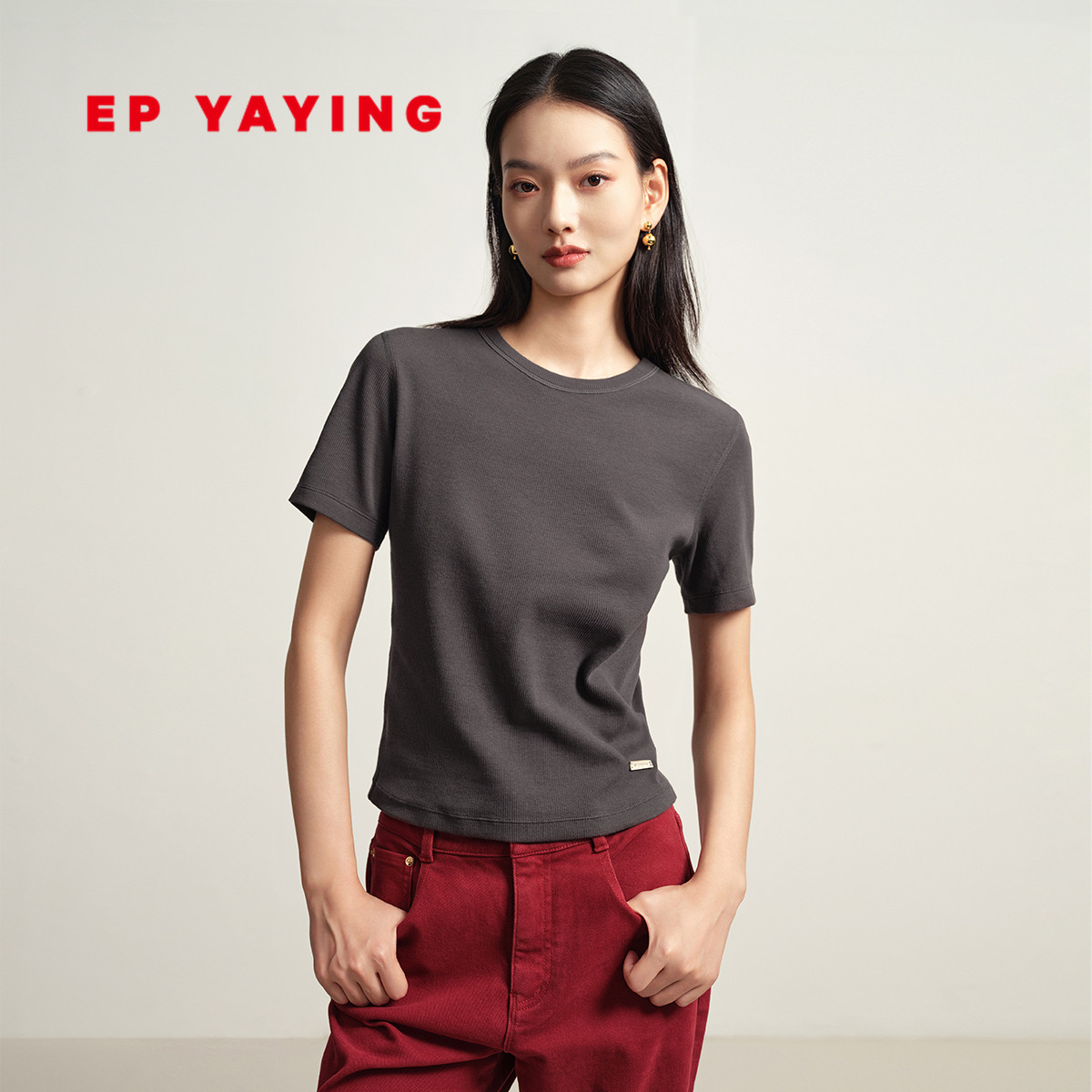 雅莹圆领棉质显瘦T恤上衣