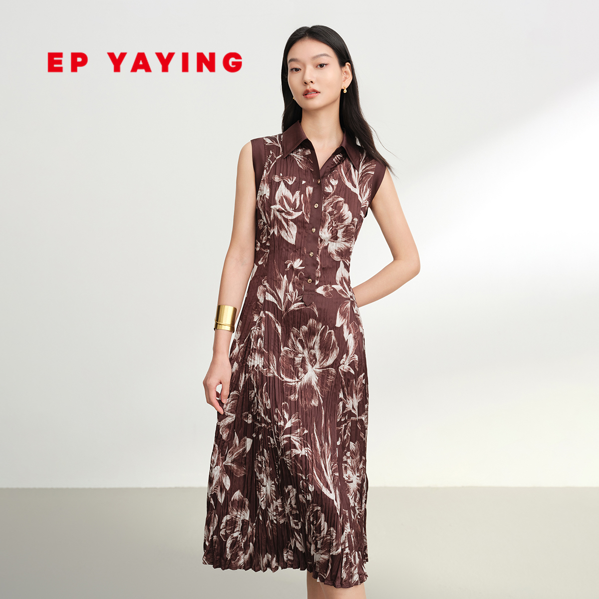 雅莹气质印花压褶无袖显瘦连衣裙