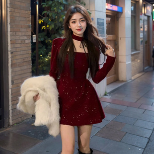 新年穿搭圣诞战衣红色细闪丝绒连衣裙女秋冬别致惊艳挂脖年会礼服
