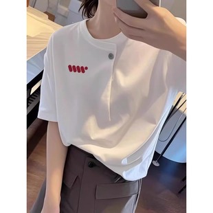 女T恤2025初夏穿搭设计感宽松极简风正肩0719r 白色圆领一粒扣短袖