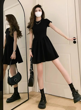 黑色赫本风短袖连衣裙女2025新款夏季小个子短裙子特别漂亮掐腰裙