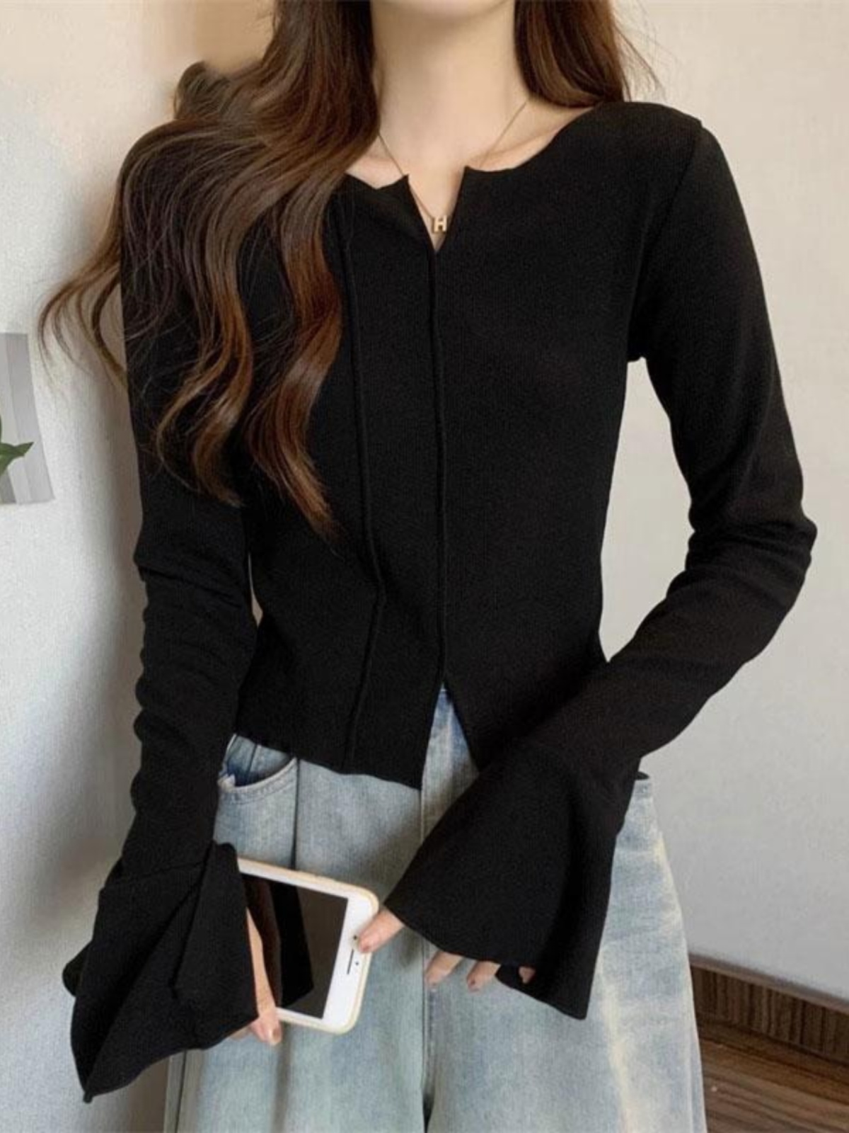 黑色V领喇叭袖针织衫女装2025新款巨好看的早秋穿搭修身短款上衣