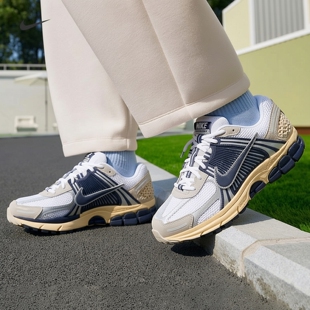 耐克/Nike Air Zoom Vomero5灰白蓝低帮休闲耐磨跑步鞋HF4259-100