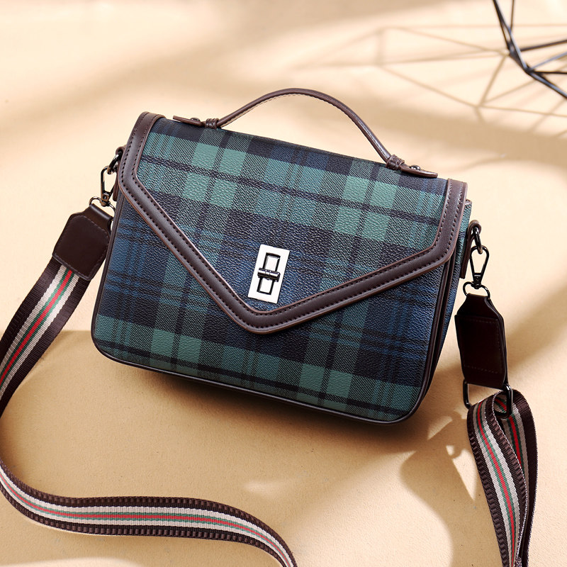 单肩包女春夏百搭2020新款斜挎包时尚宽肩带信封包法国小众女包包