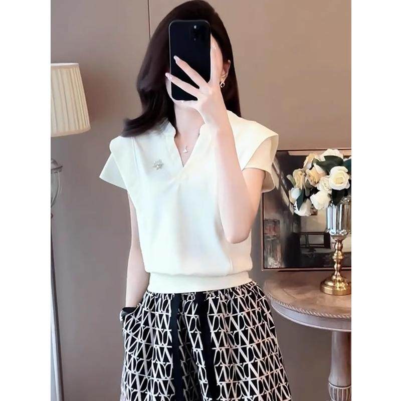 2025夏季新款时尚V领宽松百搭减龄短袖T恤女韩版收腰显瘦休闲上衣,女装/女士精品,T恤,淘宝优惠券,粉丝福利购,淘宝优惠卷