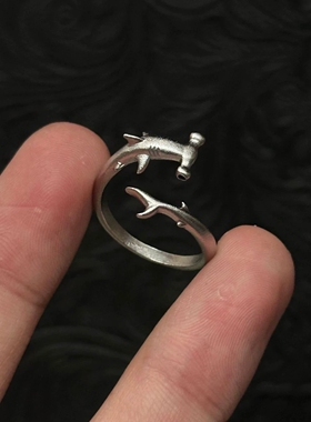 个性锤头鲨戒指鲨鱼指环小众个性手工喷砂双髻鲨开口指环男女