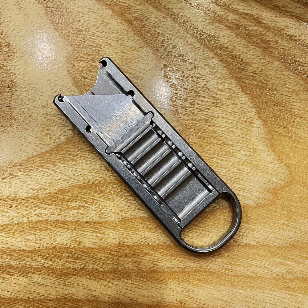 SLIDECLICK TITANIUM CAR SEAT BELT CUTTER CAR EMERGENCY KIT PROTECTION LIFTING LIFE SAVING EQUIPMENT MAGNUS MODEL