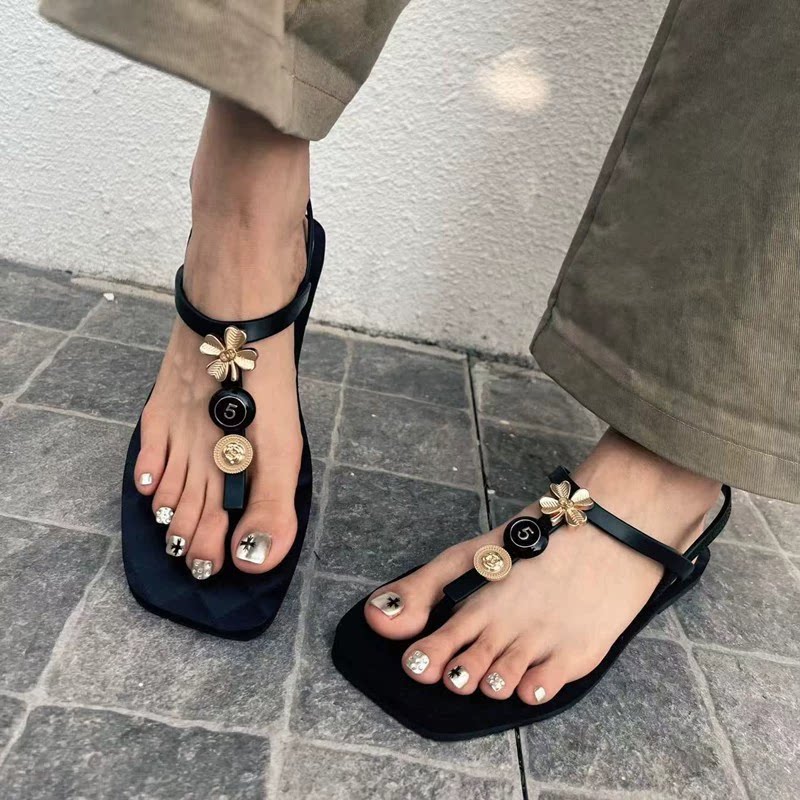 高级感小众凉鞋2026夏季女外穿平底时尚小香风拼色夹脚沙滩休闲鞋