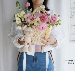 P潮款玩偶木片编织提篮伴手礼篮玉米皮手工编织包沙滩包度假