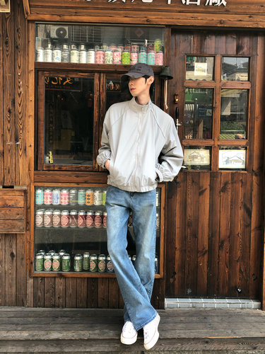 基础冰蓝色微喇水洗牛仔裤显高潮