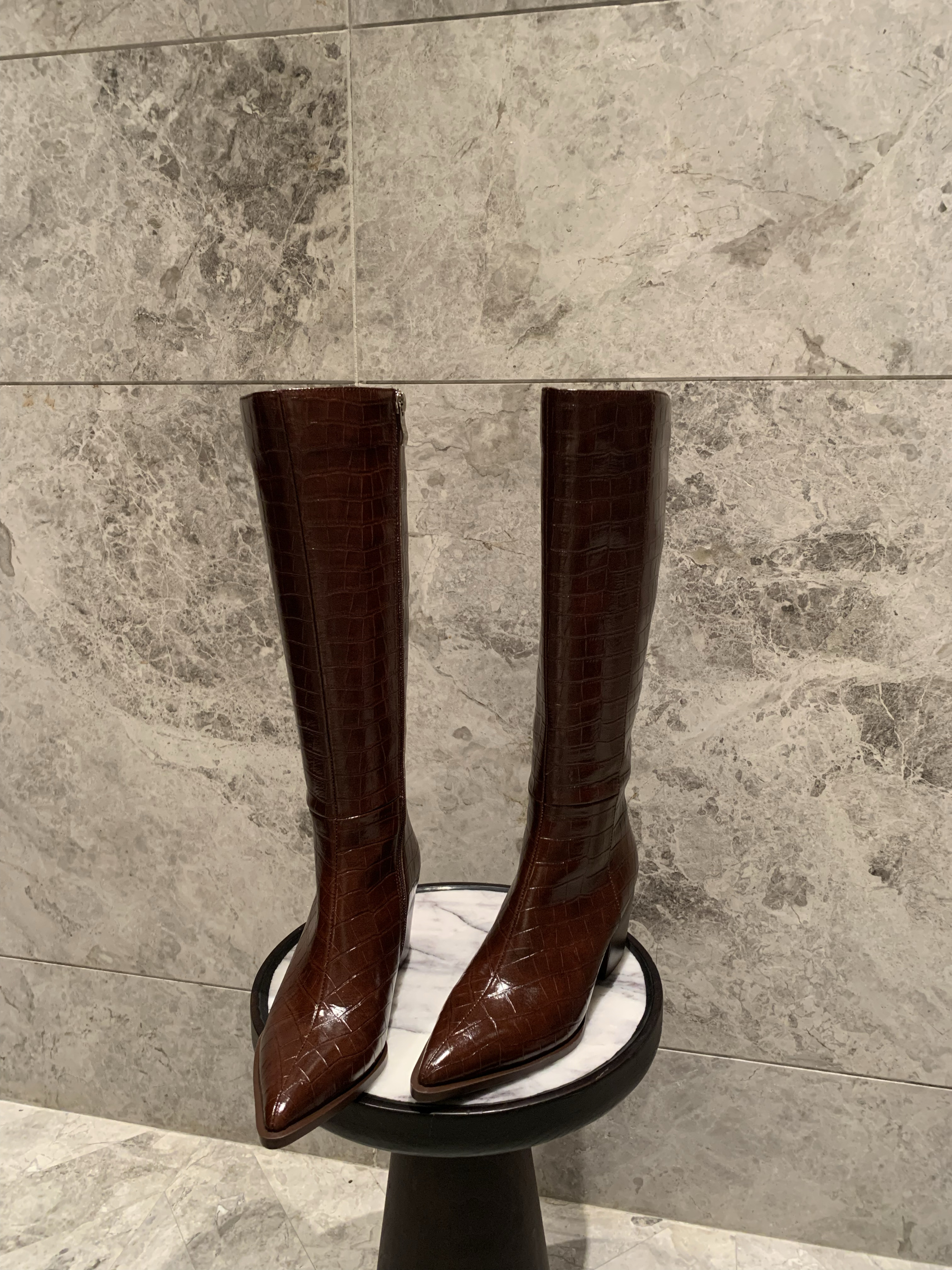 鳄鱼纹及膝靴矮跟法式