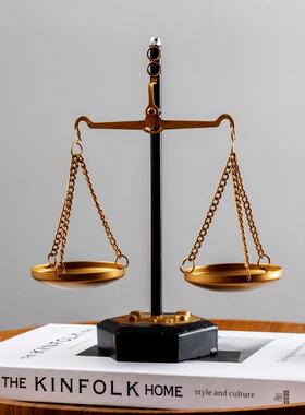 北欧风轻奢天平摆件律师办公室现代软装饰品玄关创意礼物