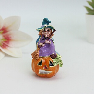 珐琅彩合金万圣节南瓜扫帚女巫摆件创意桌面装饰品送女友生日礼物