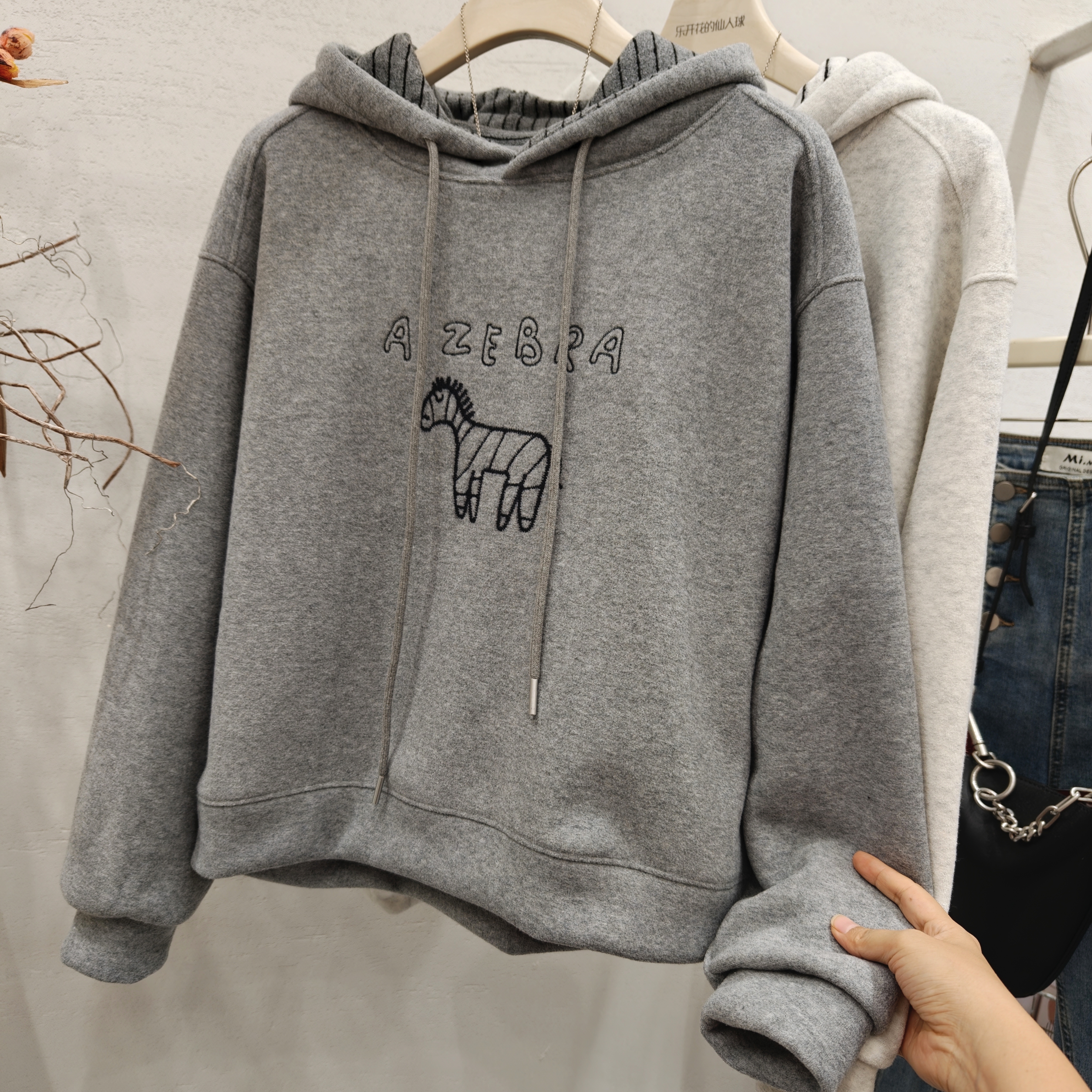刺绣斑马宽松短款加绒连帽卫衣女