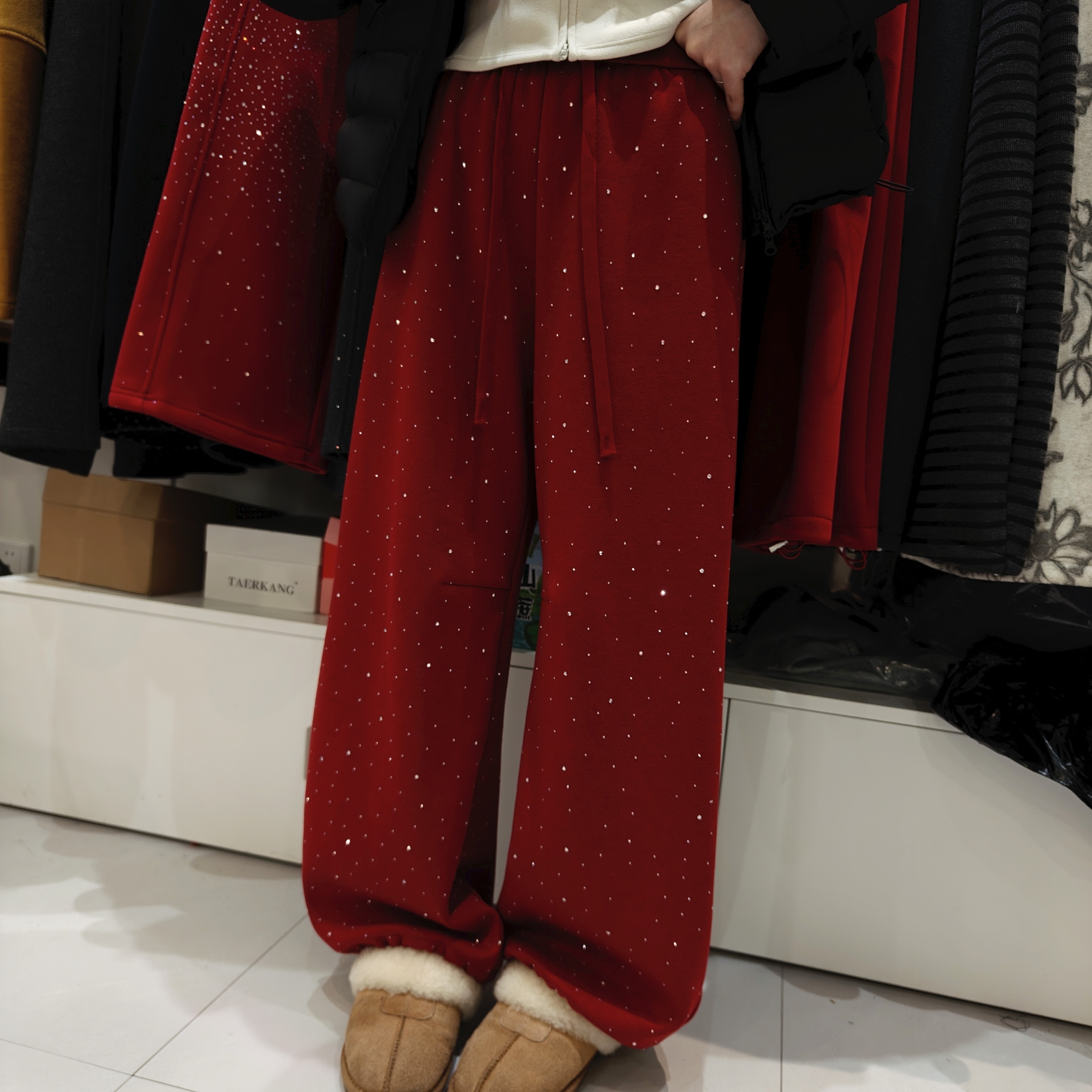 满天星烫钻红色加绒弯刀阔腿裤女2025冬季宽松显瘦直筒休闲裤卫裤