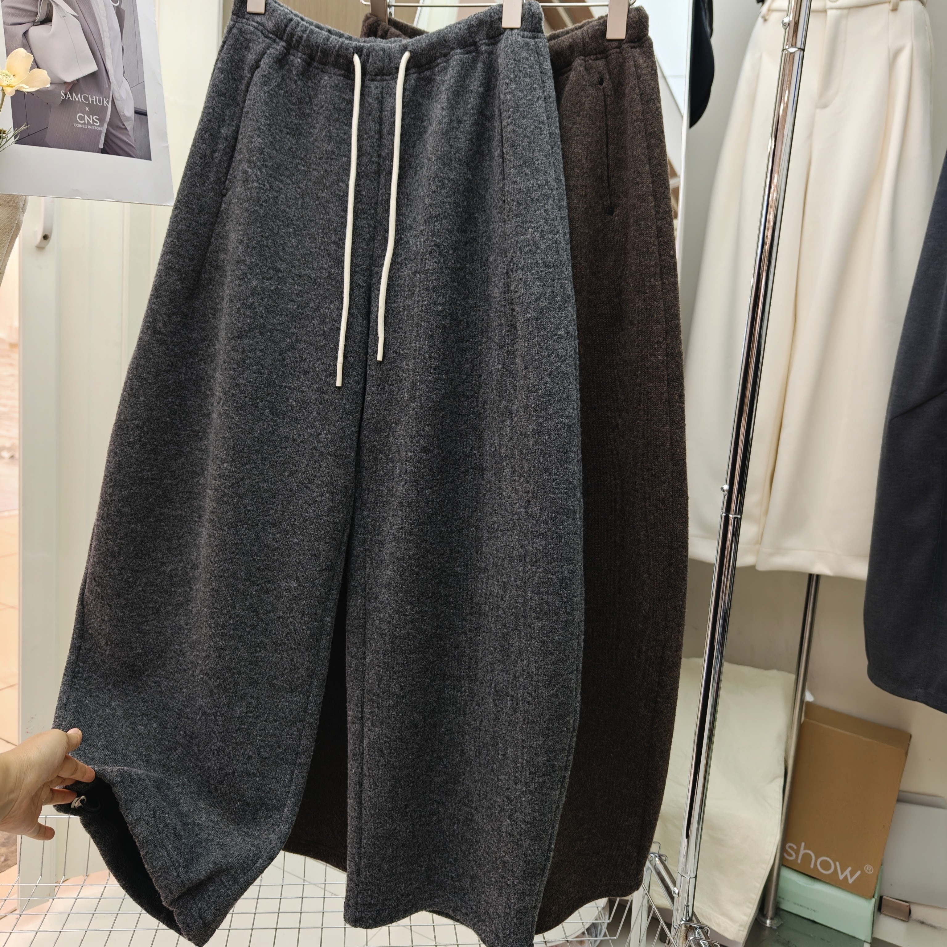 欧货高级感羊毛呢加绒弯刀裤阔腿裤女2025冬季宽松显瘦休闲长裤潮