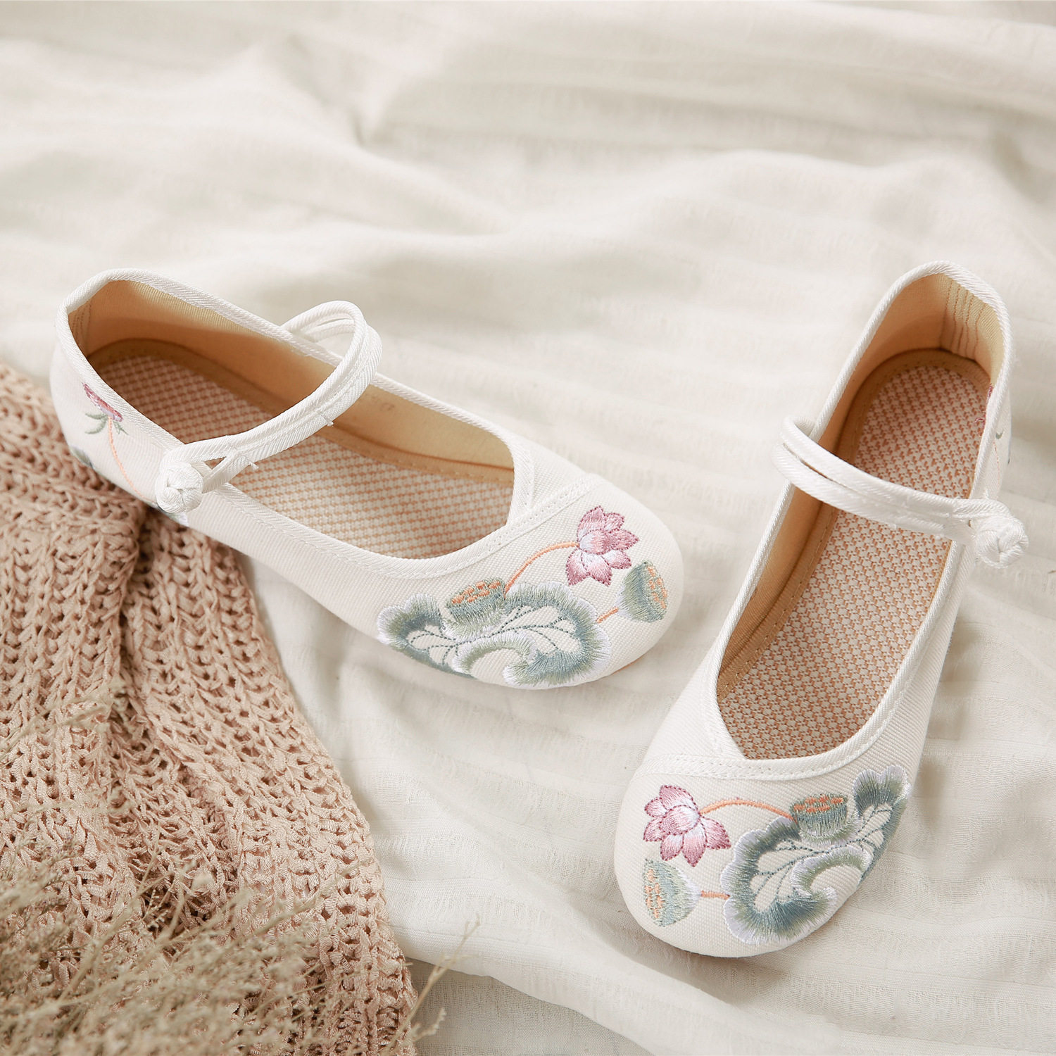 凌波 水芙蓉中国风古典水墨刺绣荷花莲花 绣花鞋 民族布鞋 女单鞋