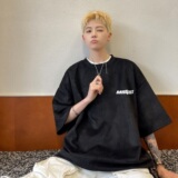 黑色