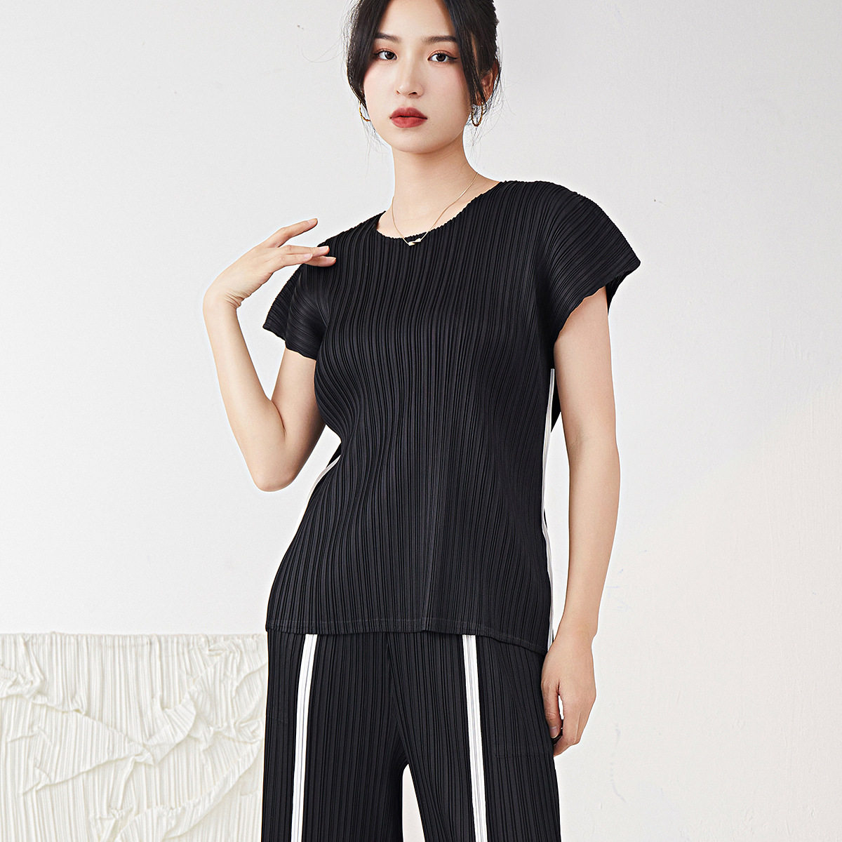 黑色短袖女款ｔ恤宽松显瘦圆领简约百搭衬衫感休闲三宅上衣夏