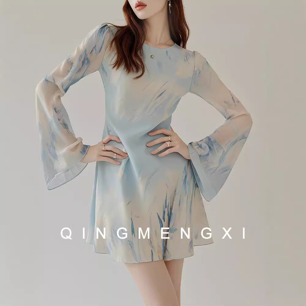 茶歇法式气质轻奢高级感好看独特大喇叭袖蓝色连衣裙子女秋季新款