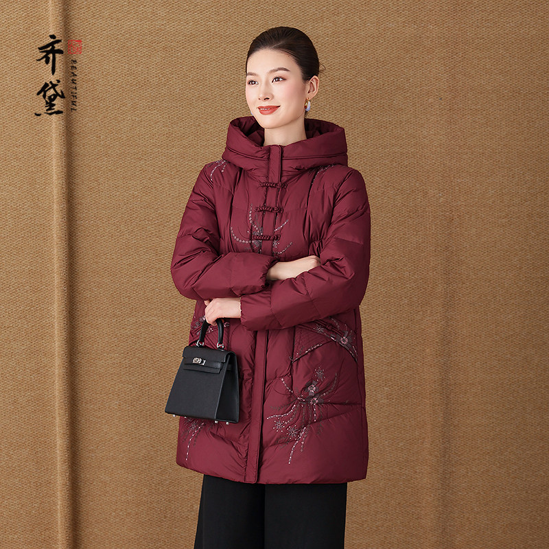 50多岁妈妈冬装羽绒服2025新款洋气连帽加厚中长款刺绣老太太外套